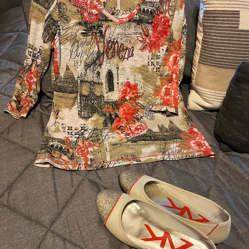 Onque Casuals Beige Floral Print V-Neck 3/4 Sleeve Top